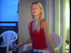 Erfahrener Ficker nagelt ein versautes blondes Luder bis zum Squirting