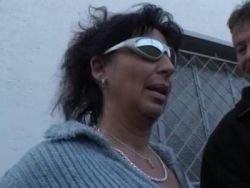 Die zwei Stecher überreden das üppige Weib von der Straße zum Bumsen