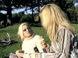 Eine geile blonde Hausfrau beim Muschi wichsen auf der Couch