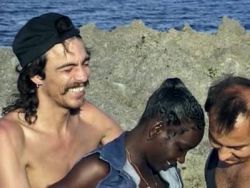 Das Ebony Girl lutscht seinen weißen riesigen Pimmel