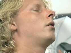 Der Lover bekommt von der blondierten Frau den Prügel geblasen