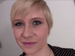 Die Blondine leckt hemmungslos den harten Schwanz