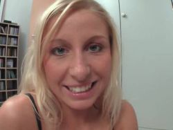 Blonde Hure nagelt sich die Votze mit Erotiktoys