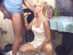 Blonde Mama bekommt den harten Analfick