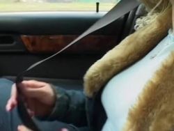 Blondes Luder lässt sich die haarfreie Möse mit einem Toy ficken