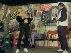 Die heiße blonde Bitch massiert sich die Möse