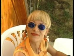 Hübsche Tussi mit Sonnenbrille lässt sich das Wichsloch poppen
