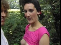 Das scharfe Amateurweib bearbeitet gleich zwei dicke Wichskolben beim Gruppensex