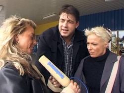 Einen Cumshot für die scharfe reife Hobbyhure mit den Minibrüsten