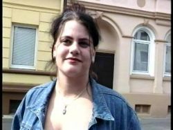 Heiße Lady verwöhnt ihre dicken Melonen