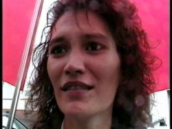 Die Bitch präsentiert ihre pelzige Möse vor der Cam