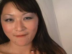 Versaute Asia Bitch knallt sich die Pussy