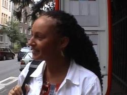 Latin Girl mit großen Möpsen bläst den Kolben
