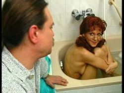 Sexy Mutti mit kleinen Möpsen beim Deepthroat