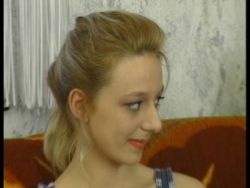 Teenie mit einer Haarmuschi saugt den Lümmel