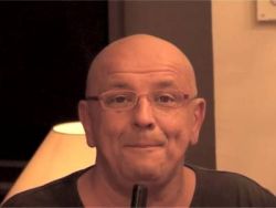 Die Bitch mit den kleinere Melonen wird von dem Typen geleckt