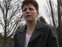 Versaute MILF mit kleinen Möpsen beim Duschen