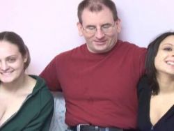 Die Schlampe leckt dem Mann den kleineren Schwanz