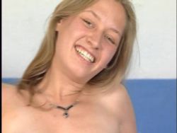 Attraktive Blondierte fingert ihre nasse Votze