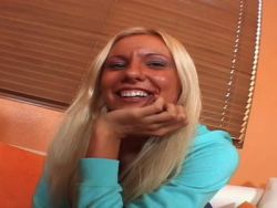 Blondine lässt sich die haarlose Muschi nach dem Blowjob bumsen