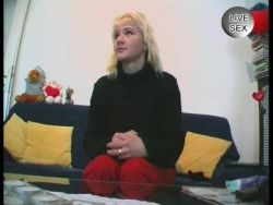 Dauergeile blonde Hobbyhure befummelt rasierte Muschi