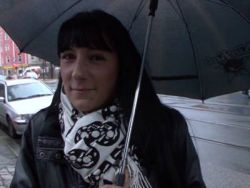 Der Mann fickt sie Bitch in ihre unbehaarte Pussy