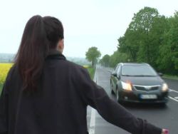 Nach dem Oralsex fickt er seinen Schwanz in die schwanzgeile Muschi