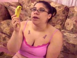 Die scharfe füllige Bitch besorgt es sich selbst mit einer Banane