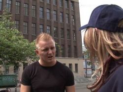 An der frischen Luft wird die Fotze von dem Kerl gepoppt
