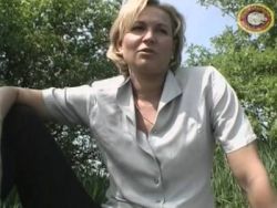 Beim Outddorsex bekommt die saftige Lustspalte nur den Gummidödel zu spüren