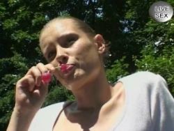 Dauergeiles Teenie lässt sich in der Natur die haarlose Möse fingern