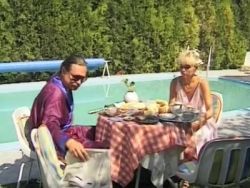 Heiße Blondine lässt sich am Pool die Ritze von ihrem Lover rammeln