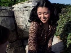 Outdoor bläst das Asia Girl den harten Schwanz