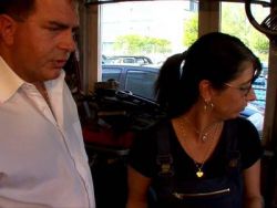 Ganz schnell vögelt der Typ die Frau durch