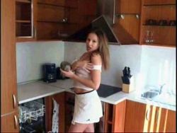 Mal eben schnell legt die sexy Bitch in der Küche einen Solofick hin