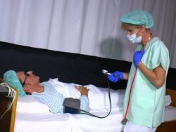Tätowierte Krankenpflegerin verführt einen aufgegeilten Typen und nagelt ihn