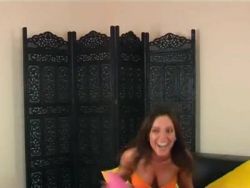 Beim Höhepunkt entlädt sich der Kerl auf den Glocken des sexy Flittchens