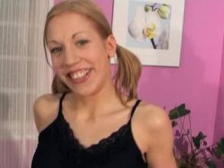 Sexy Girlie mit Minibrüsten lässt sich besudeln