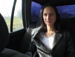 Mit einem harten Sextoy knallt die Hure ihre Ritze