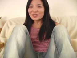 Mit einem Vibrator bumst sich die Asiatin die unbehaarte Pussy