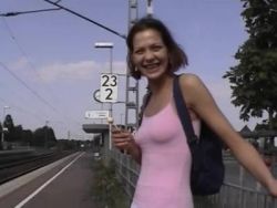 Eine Spermadusche für das scharfe Teenie mit den kleinen Titten