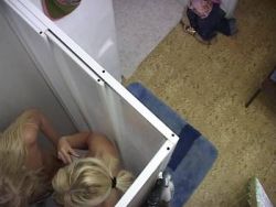 Scharfe Girls mit blanken Fotzen berühren sich